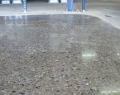 Béton poli: rendu brillant d'un sol en béton brut par polissage. 